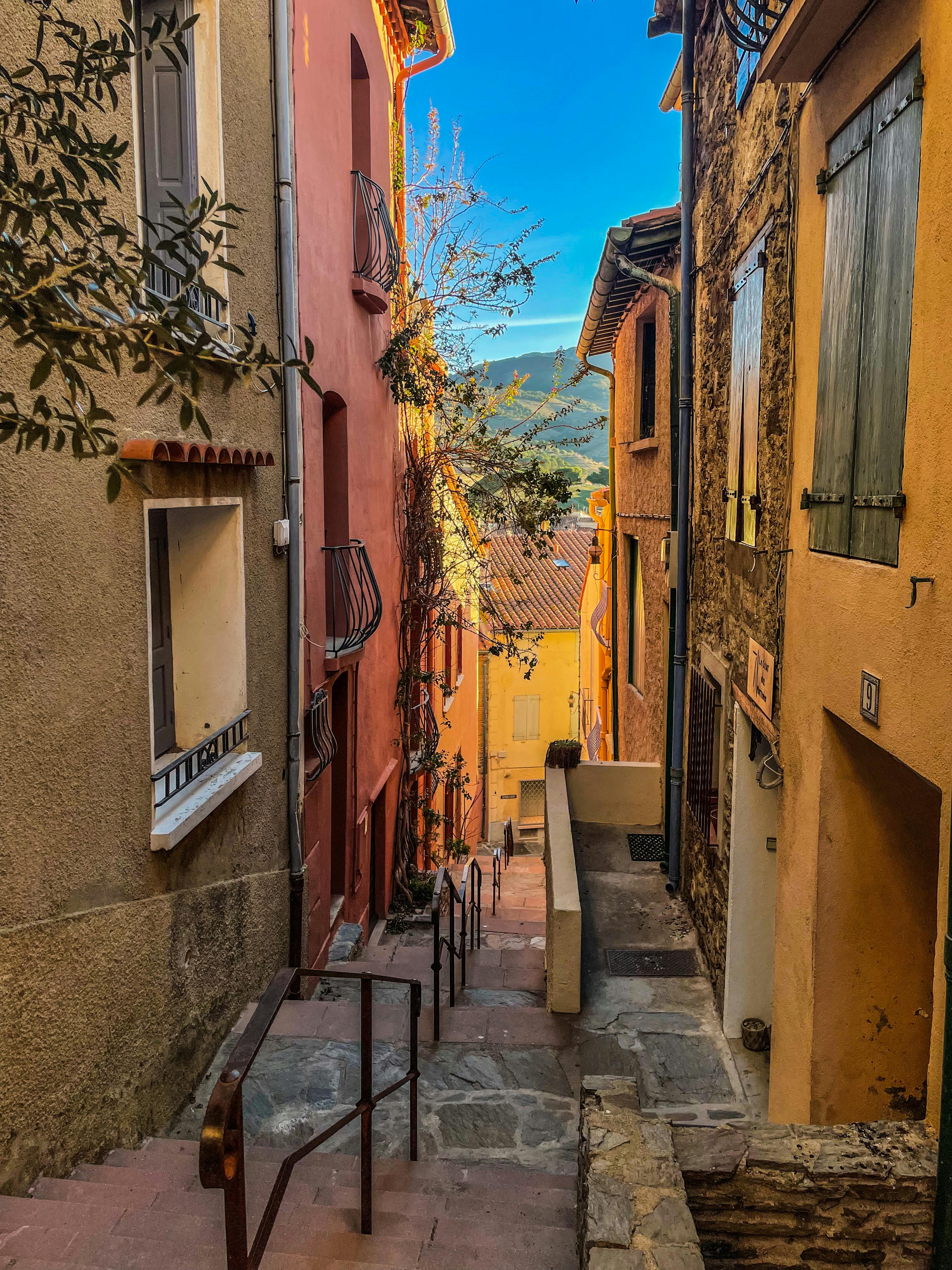 Ruelle ensoleillée de Collioure, village méditerranéen des Pyrénées-Orientales